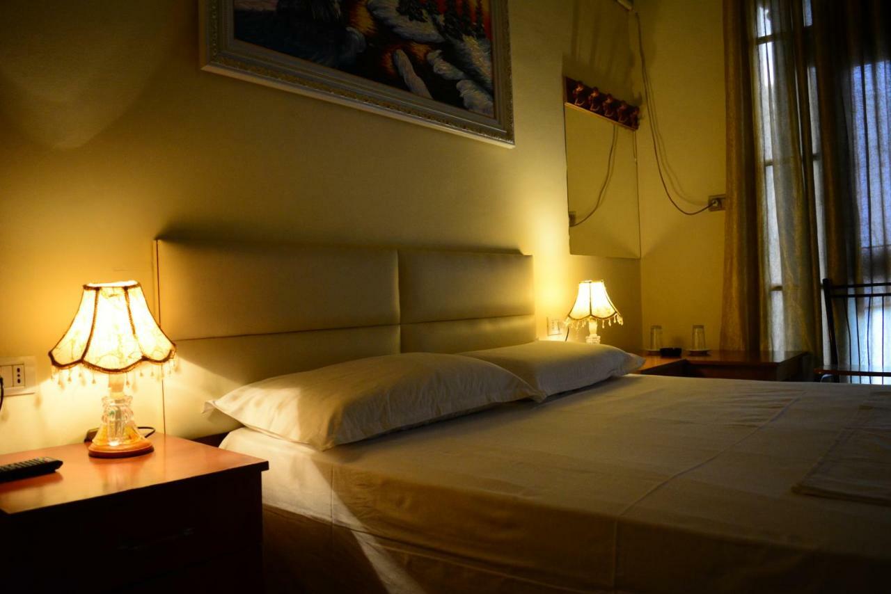 Hotel Republika Тирана Екстер'єр фото