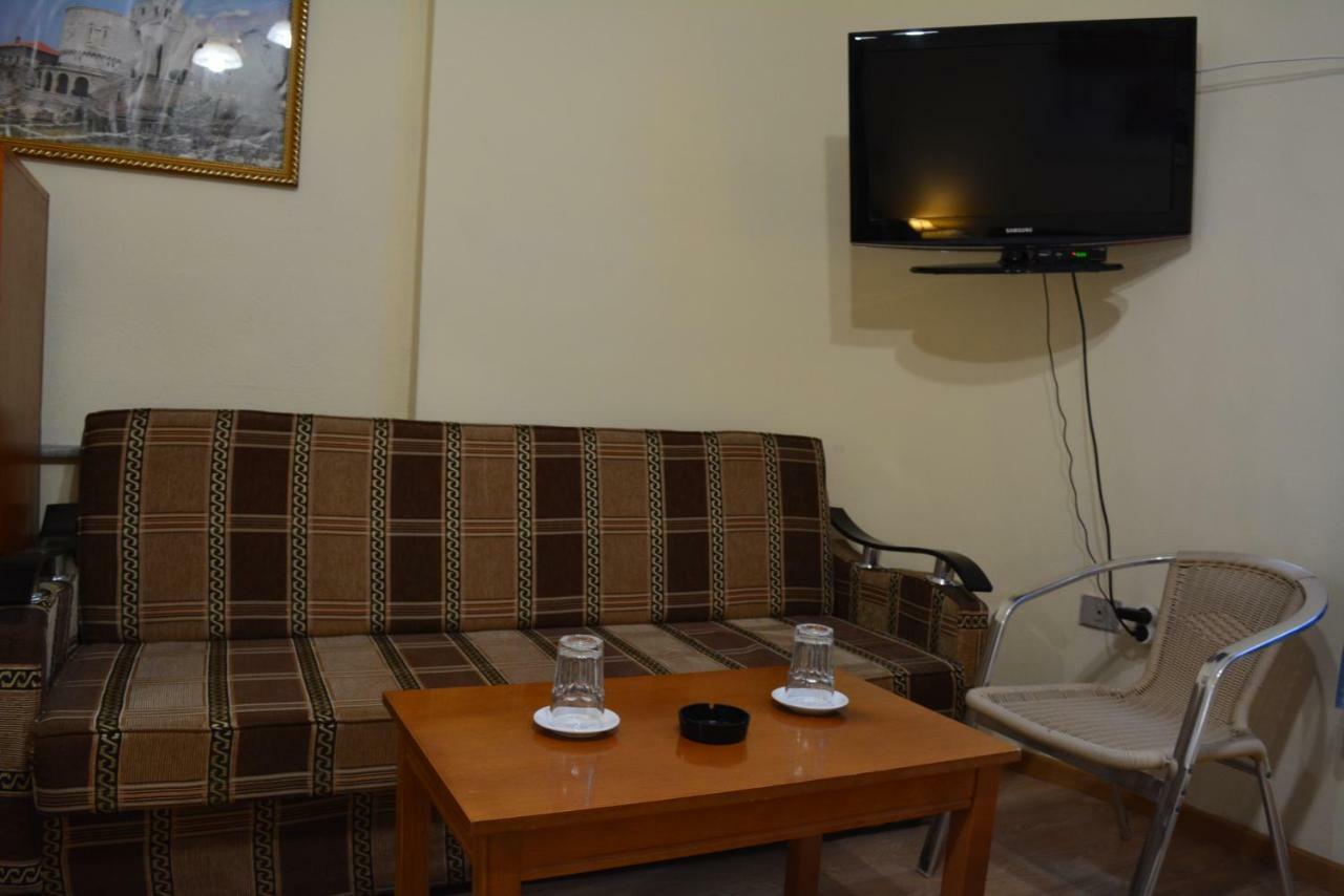Hotel Republika Тирана Екстер'єр фото